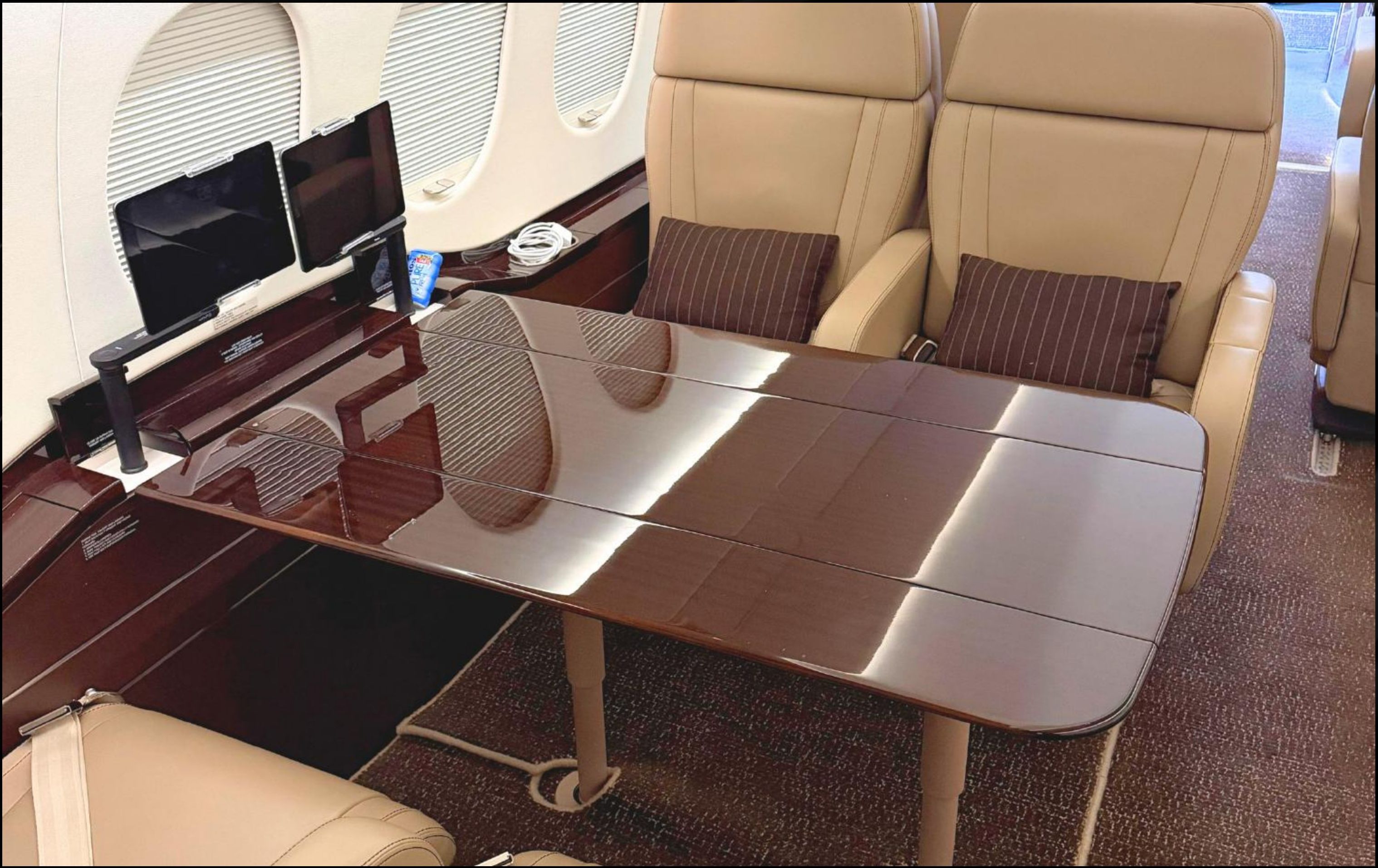 Falcon 7X four-place conference and dining group