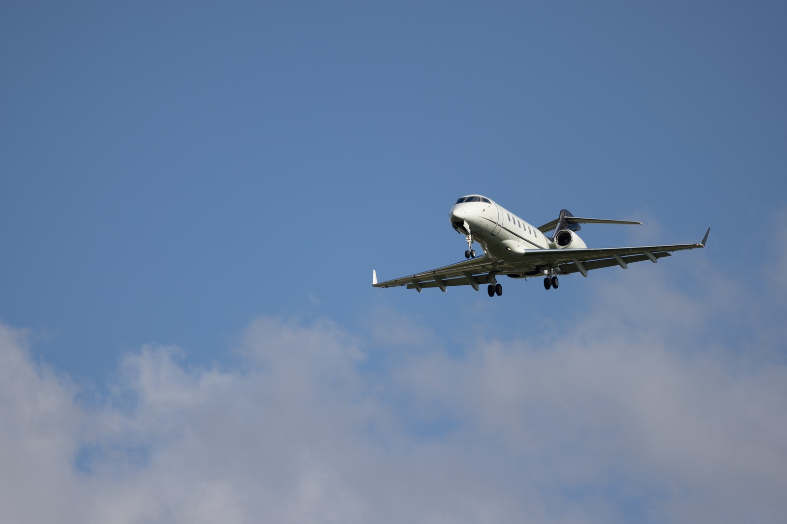 Bombardier Challenger 350 Review (2026): Range, Cabin, Specs & What Changed by Serial Number