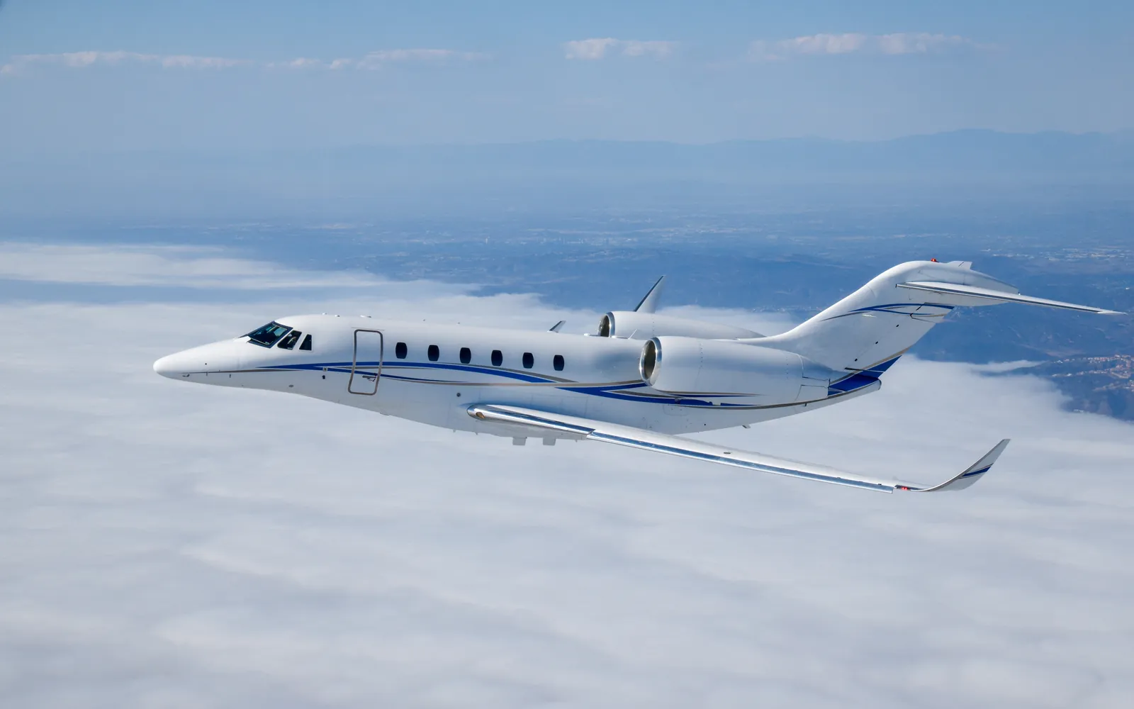 Citation Longitude vs Citation X: Range, Speed, Cabin & Which to Charter