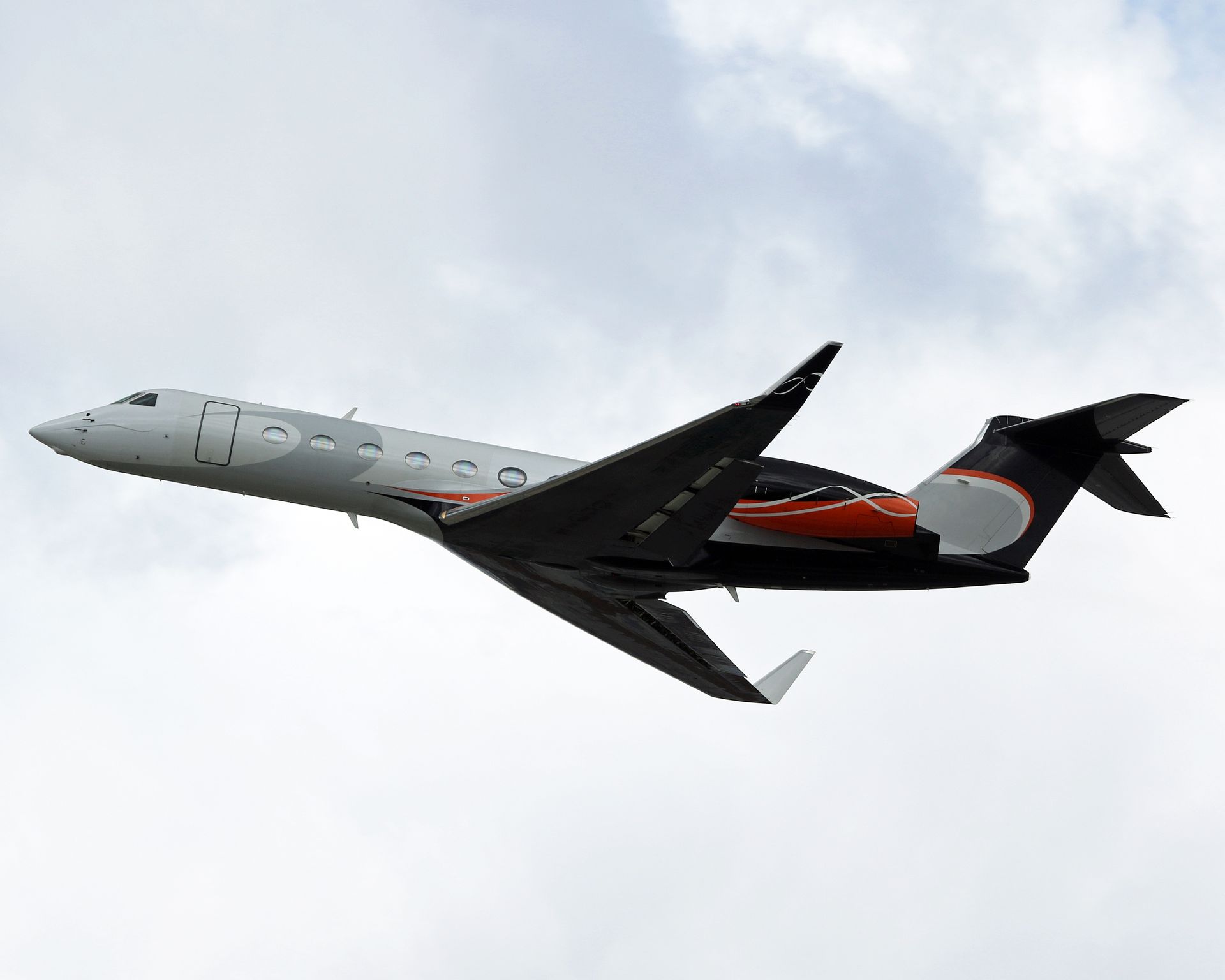Gulfstream G800 vs Bombardier Global 8000: Range, Speed & Cabin Compared (2026 Review)